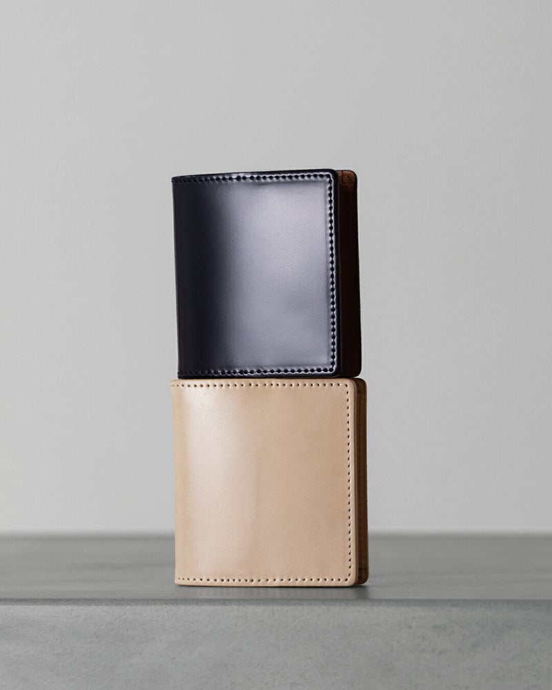 ネイビーとナチュラルのコードバン小銭入れの比較写真