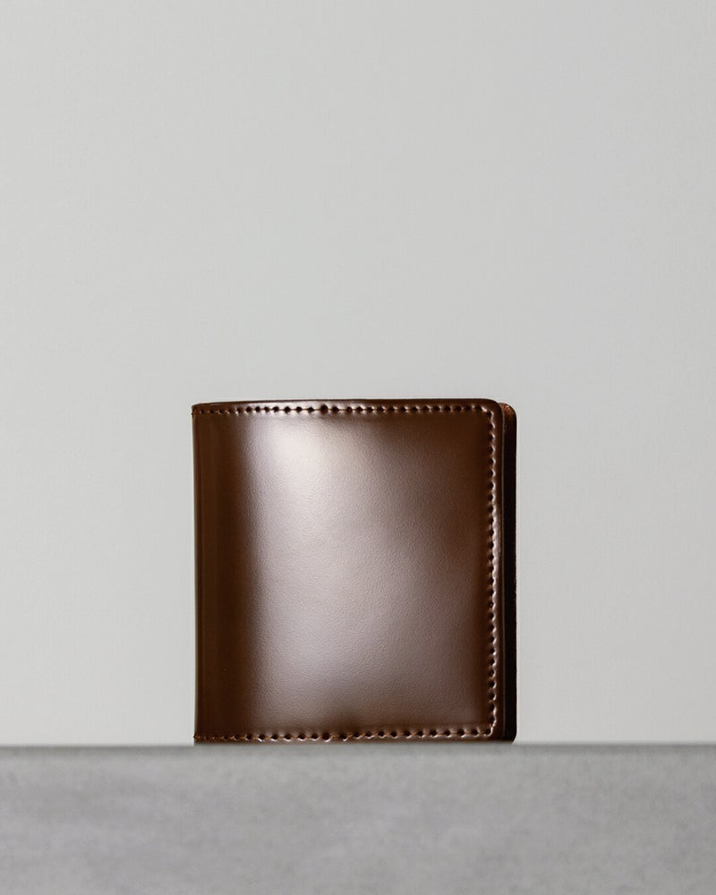 上品な光沢を放つブラウンのコードバン小銭入れ（正面）