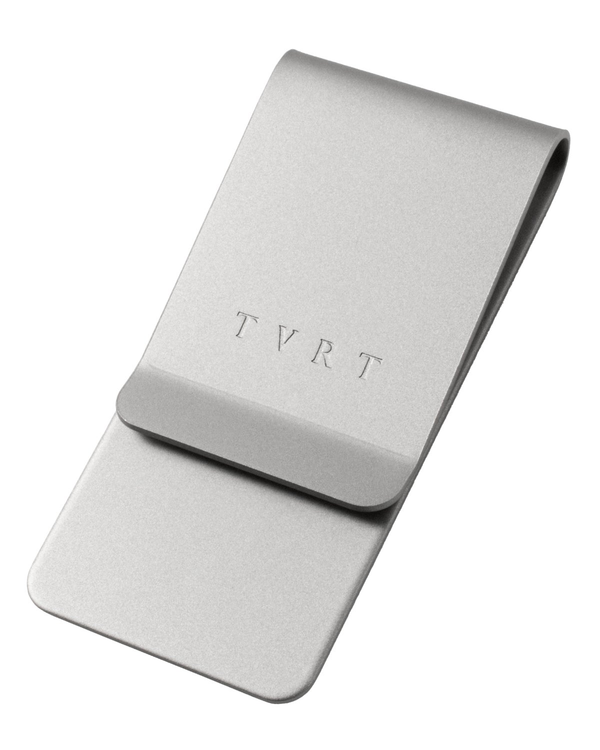 シルバーホーニングの真鍮製マネークリップをTVRTの刻印とともに斜め上から撮影した単体の商品写真。