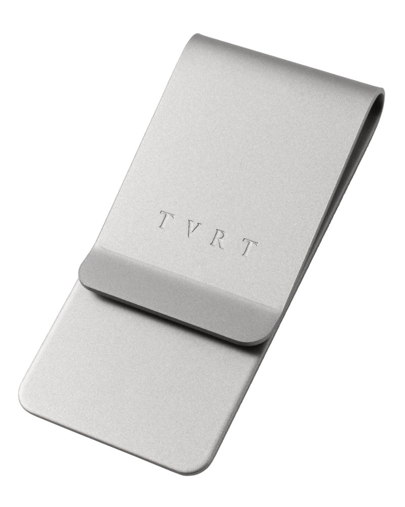 シルバーホーニングの真鍮製マネークリップをTVRTの刻印とともに斜め上から撮影した単体の商品写真。