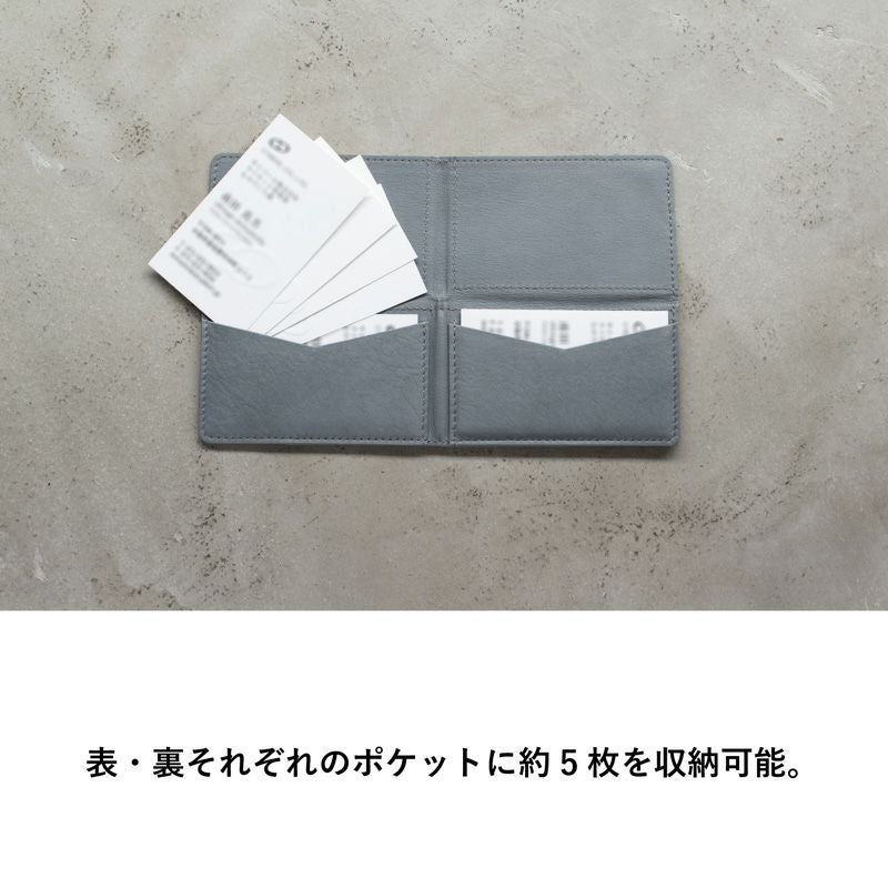 表・裏のポケットに約5枚を収納可能