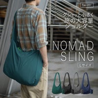 NOMAD SLING(Tav-051)ネイビーを巾着状に収納し、木製ベンチの上でチェックシャツと並べたコーディネート写真。
