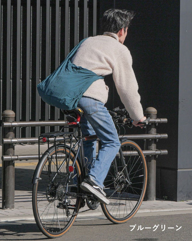 自転車に乗る男性とメッセンジャーバッグ