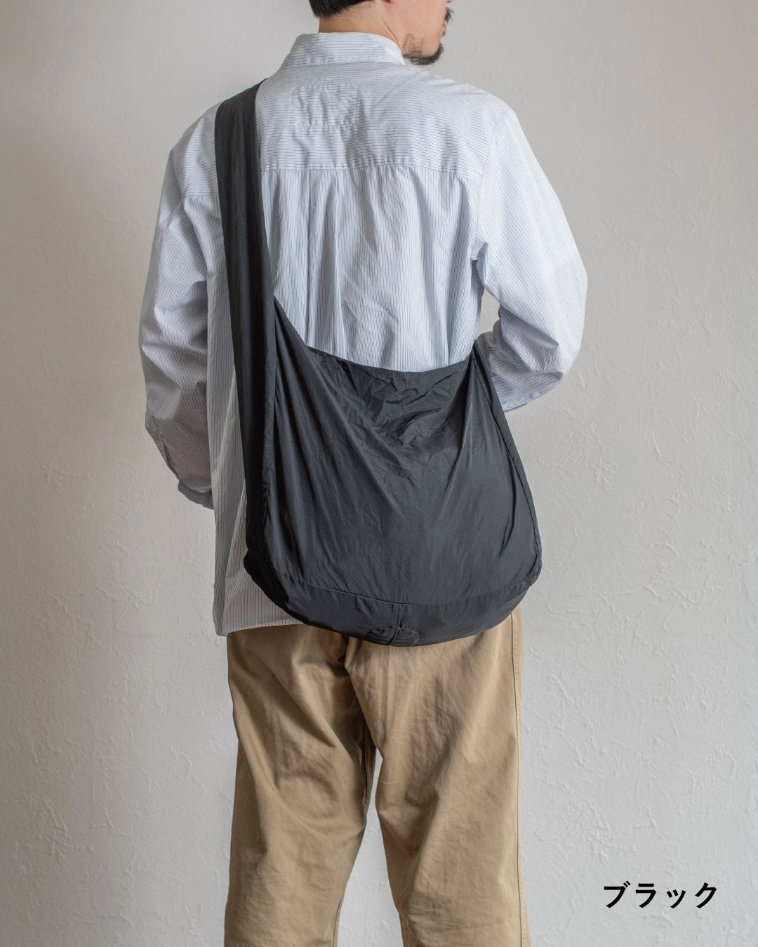 カジュアルな男性と黒のショルダーバッグ