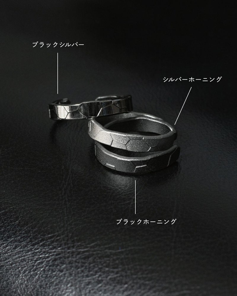 黒いレザーの上に並べられた3種の幾何模様リング。上からブラックシルバー、シルバーホーニング、ブラックホーニングの順に重ね置き