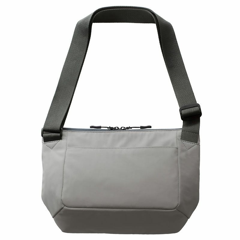 グレーのメンズショルダーバッグの正面。軽量で日常使いに最適なデザイン。