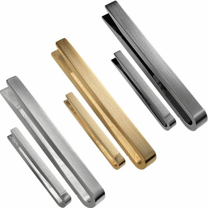 ゴールド、ブラックシルバー、シルバーの3色のリバーシブルネクタイピン。白抜き画像