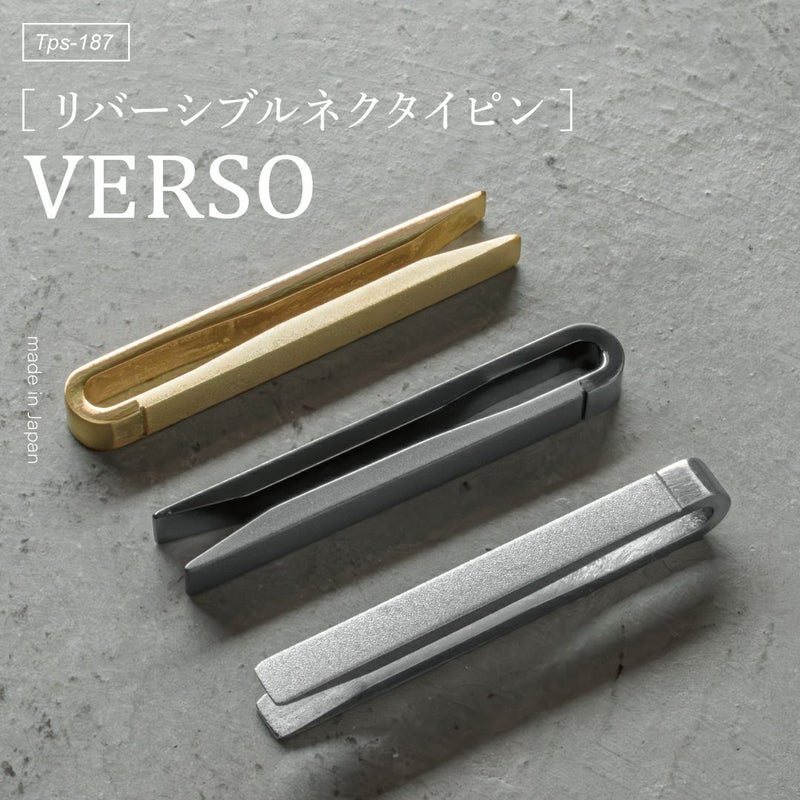 ゴールド、ブラックシルバー、シルバーの3色のリバーシブルネクタイピン「VERSO」が並べられた俯瞰ショット。「made in Japan」の表記あり。