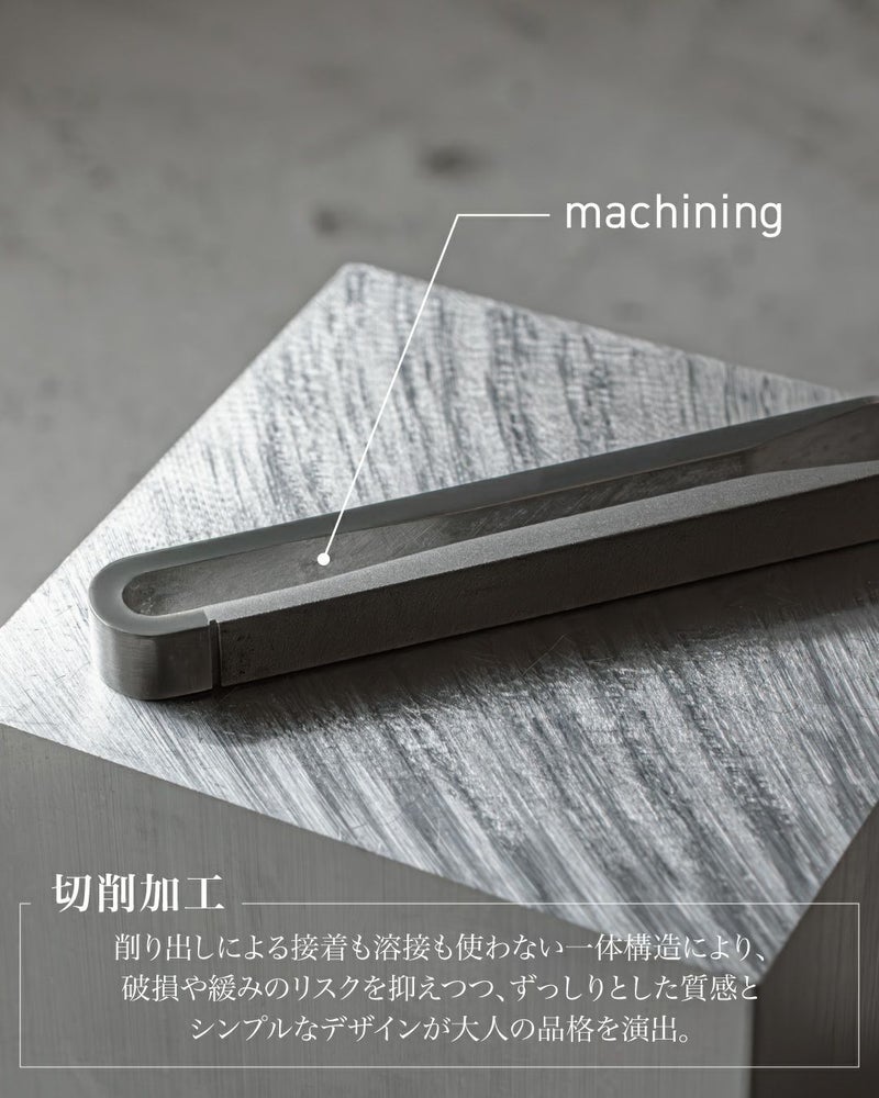 切削加工により作られたネクタイピン。接着や溶接を使用しない一体構造で、破壊や緩みのリスクを抑え、重厚感とシンプルなデザインが特徴。