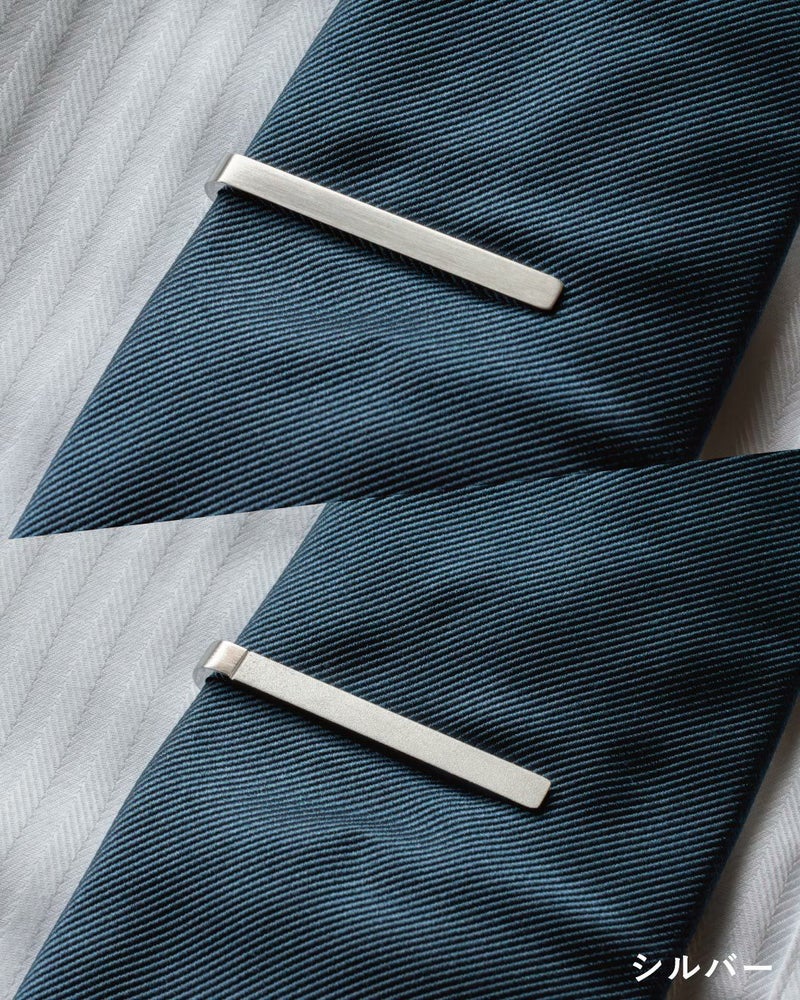 ブルーのネクタイにシルバーのネクタイピンを着用。表面と裏面のデザインの違いが分かる比較画像。