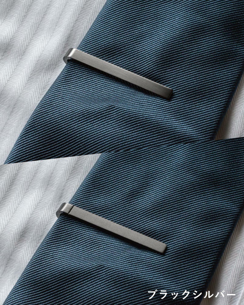ブルーのネクタイにブラックシルバーのネクタイピンを着用。表面と裏面のデザインの違いが分かる比較画像。