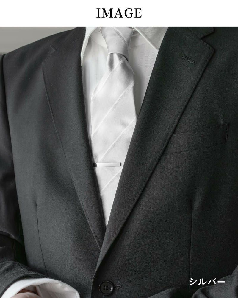 ダークスーツとホワイトのネクタイに、シルバーのネクタイピンを着用した男性の胸元。