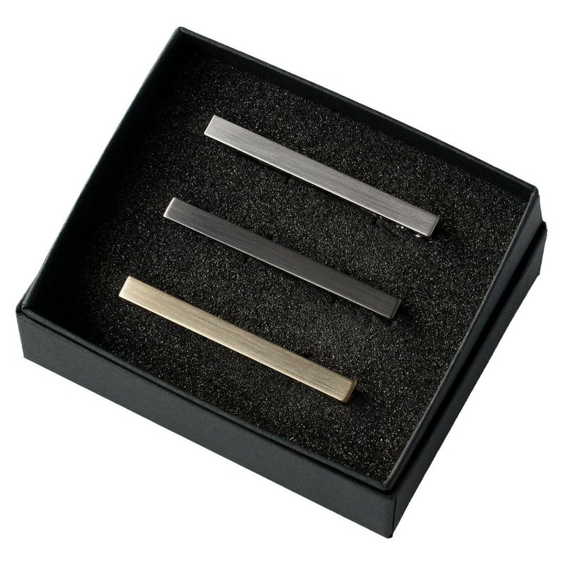 黒い箱に入ったシルバー、ブラックシルバー、ライトゴールドの3色のシンプルなネクタイピンセット。