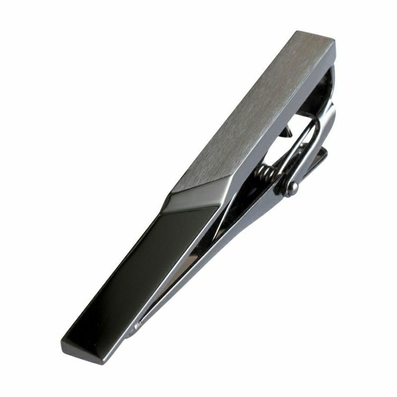 シンプルでモダンなデザインのブラックシルバーのジオメトリックネクタイピン。