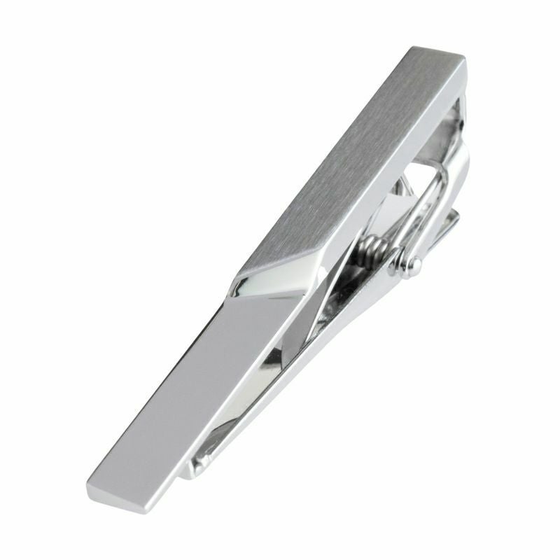 シンプルでモダンなデザインのシルバーのジオメトリックネクタイピン。