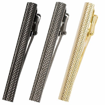 ローレット加工が施されたブラックシルバー、シルバー、ライトゴールドのネクタイピン3本のセット。