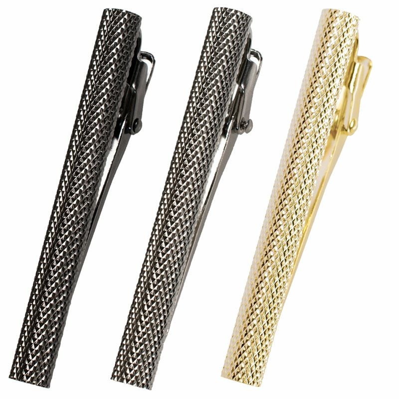 ローレット加工が施されたブラックシルバー、シルバー、ライトゴールドのネクタイピン3本のセット。
