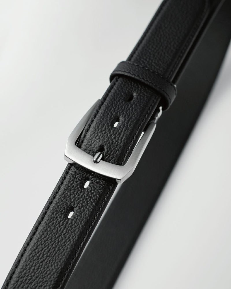 ヘアライン加工が施されたバックルのクローズアップ