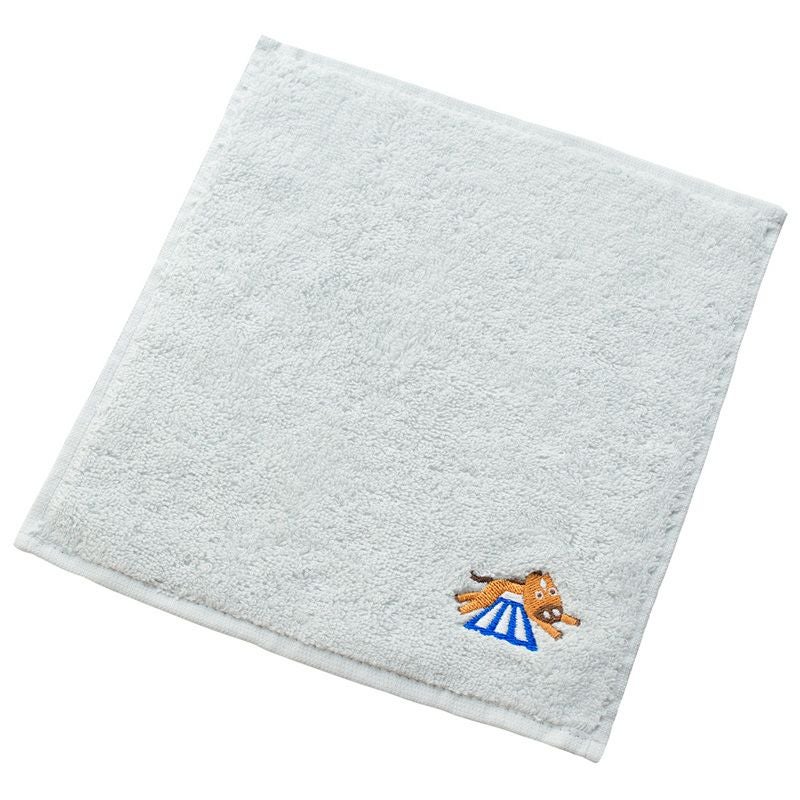 お年賀やプチギフトに最適な干支（午 うま）タオルハンカチ。富士山を背負った馬のデザインが施されたラムネ色の今治ハンカチ。