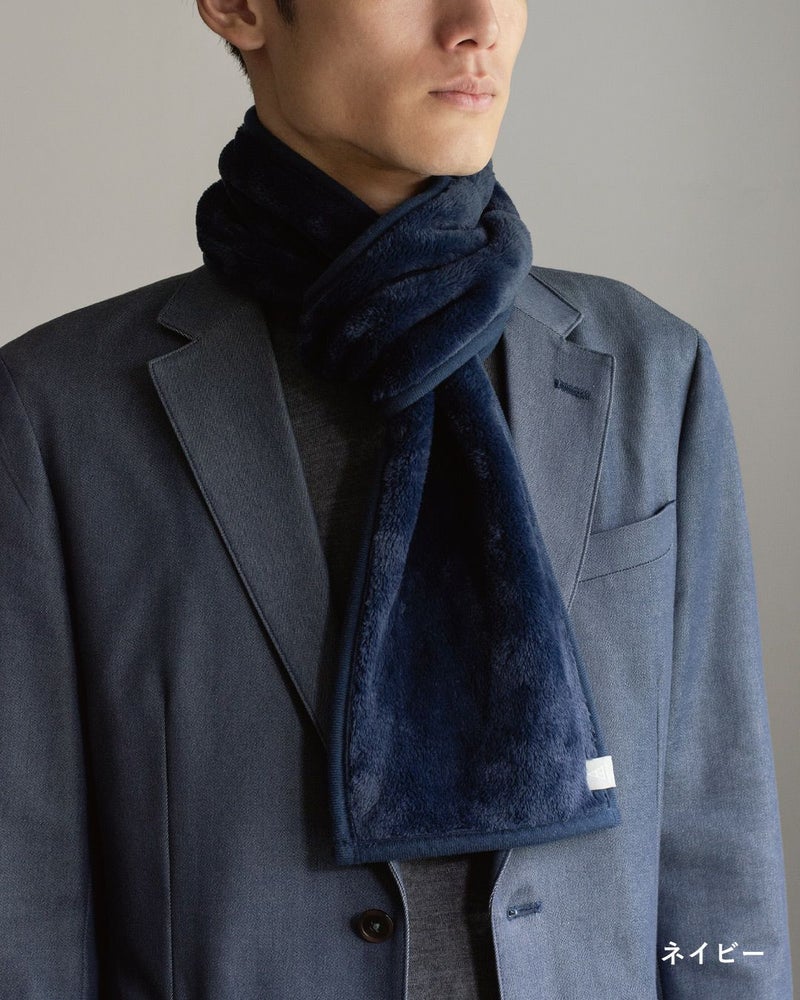 ネイビー色の3秒マフラーを巻いた男性の着こなし。ビジネスシーンやカジュアルに使えるコンパクトマフラー。