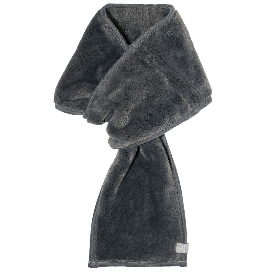 チャコール色の3秒マフラー。フリース素材のミニマフラーの単体写真。