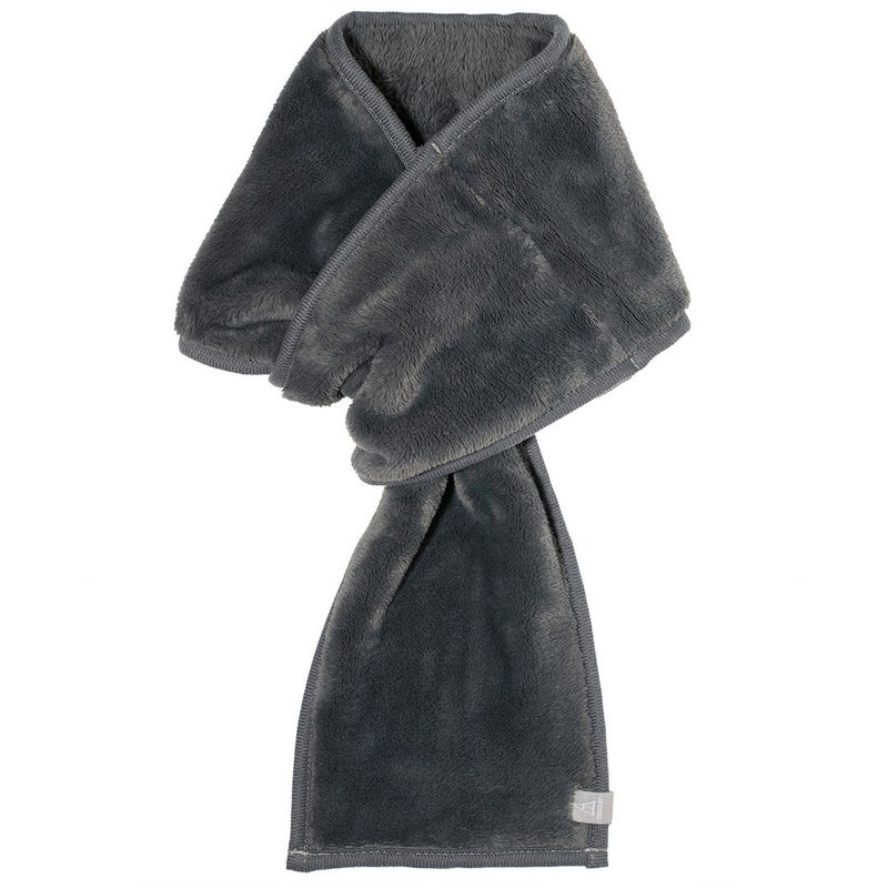 チャコール色の3秒マフラー。フリース素材のミニマフラーの単体写真。