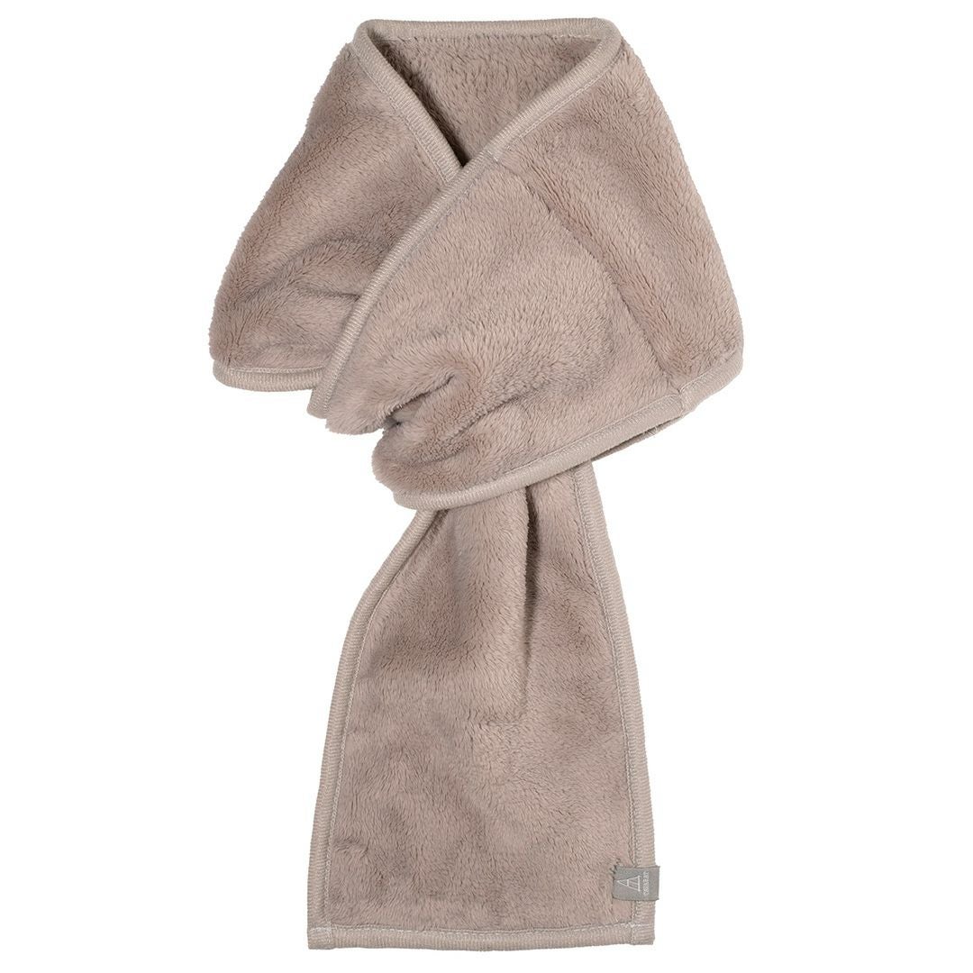 グレージュ色の3秒マフラー。ループ状のフリース素材のコンパクトマフラー。