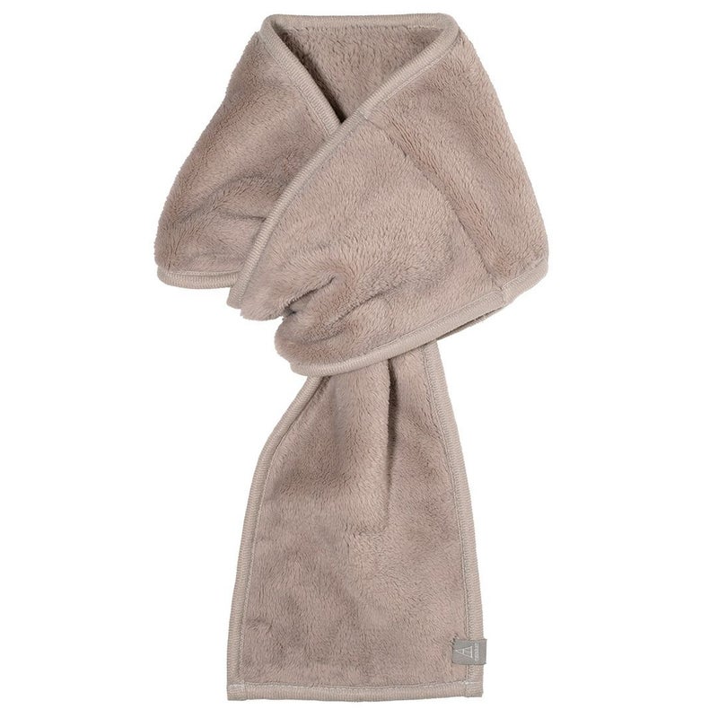 グレージュ色の3秒マフラー。ループ状のフリース素材のコンパクトマフラー。