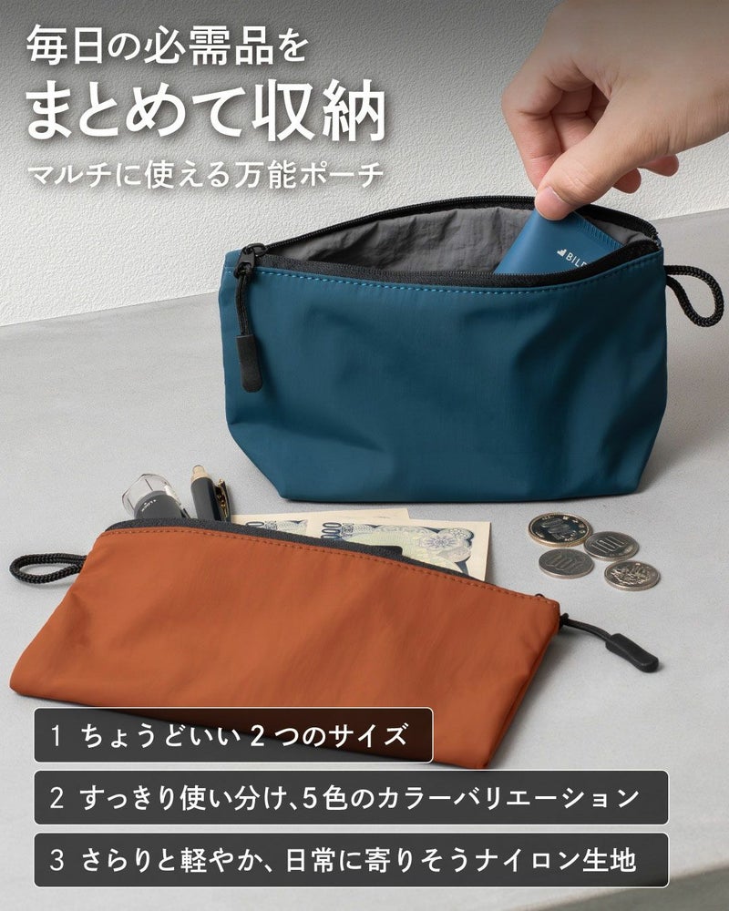 ちょうどいい2つのサイズのナイロン製万能ポーチ。ブルーのポーチにカードを入れ、オレンジのポーチの周りにお金とペンがある。3つの特徴（サイズ、カラー、ナイロン生地）のリスト。