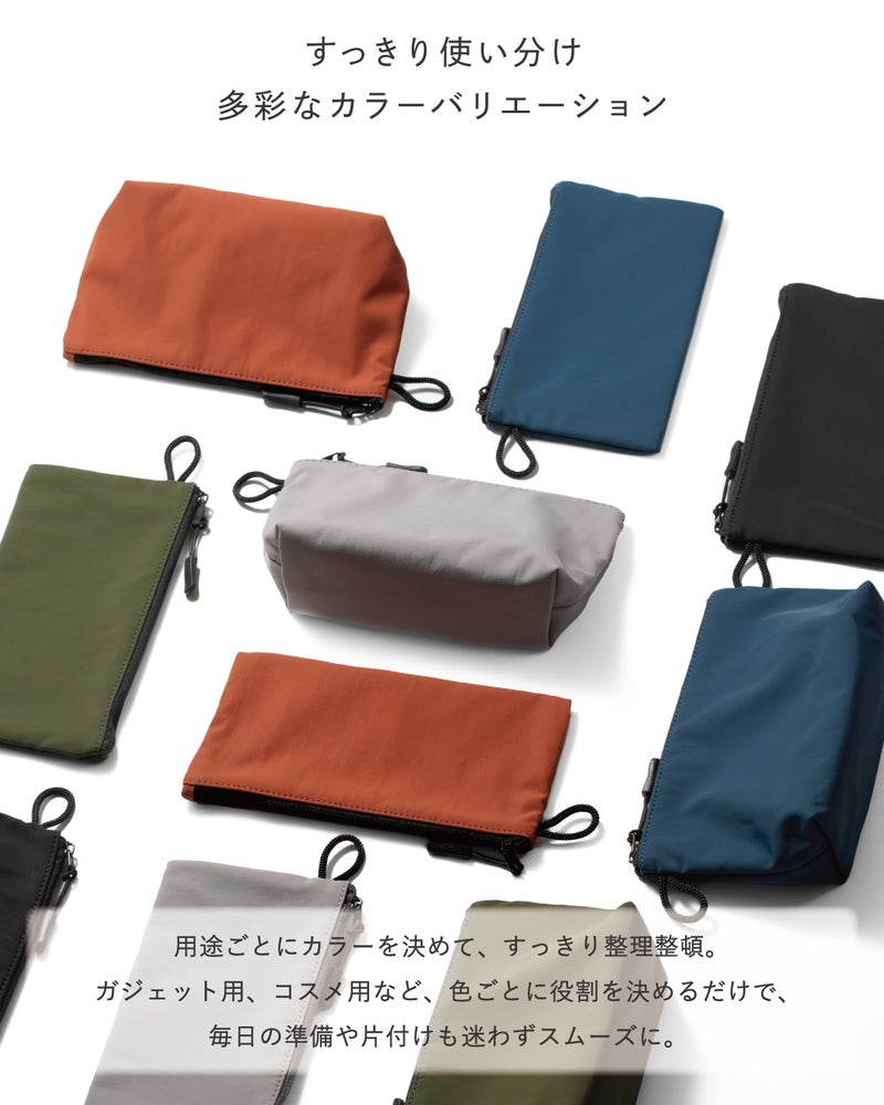 ポイント2：「すっきり使い分け、5色のカラーバリエーション」。ガジェット用、コスメ用など、用途別に色で整理整頓できる5色のナイロンポーチ。