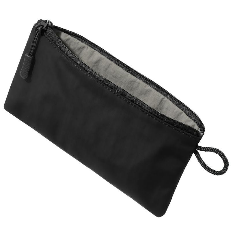 ブラックのナイロン製フラットポーチのメイン画像。スリムで軽量なマルチポーチ。