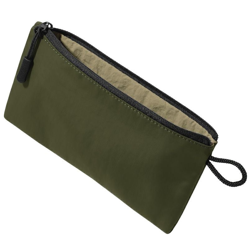 オリーブのナイロン製フラットポーチのメイン画像。カジュアルにもビジネスにも馴染むスリムポーチ。