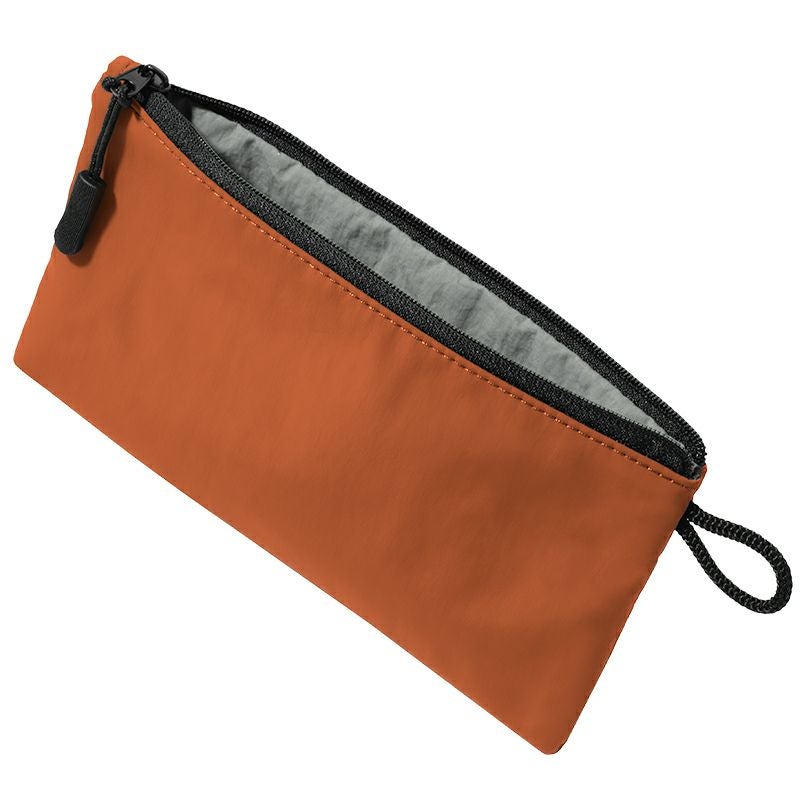 オレンジのナイロン製フラットポーチのメイン画像。鮮やかな色でガジェットポーチやコスメポーチに最適。