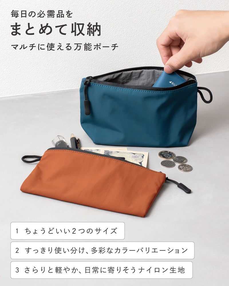 ちょうどいい2つのサイズのナイロン製万能ポーチ。ブルーのマチありポーチとオレンジのフラットポーチ。3つの特徴（サイズ、カラー、ナイロン生地）のリスト。