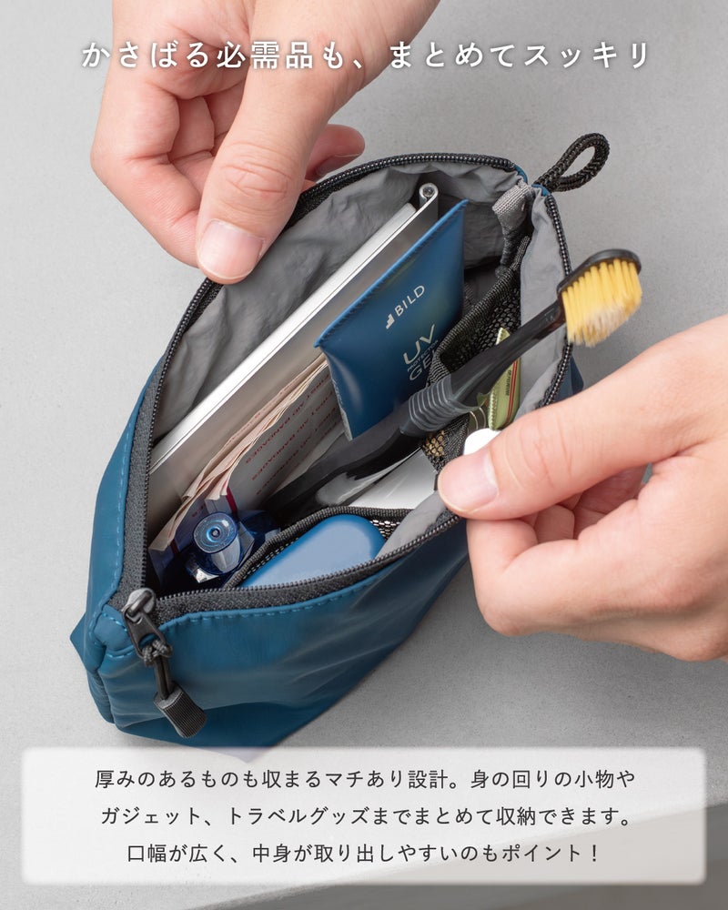 ポイント1：「かさばる必需品も、まとめてスッキリ」。マチあり設計で厚みのあるトラベルグッズ（歯ブラシ、化粧品など）もまとめて収納できる様子。