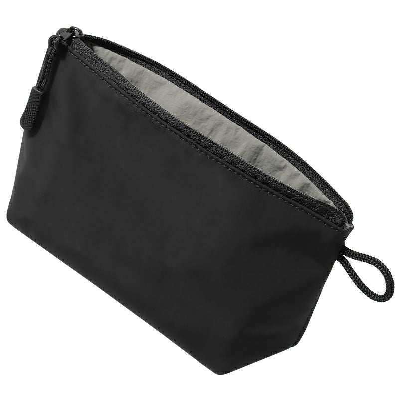 ブラックのナイロン製マチありポーチの単体写真。トラベルグッズや厚みのある物も入るマルチポーチ。