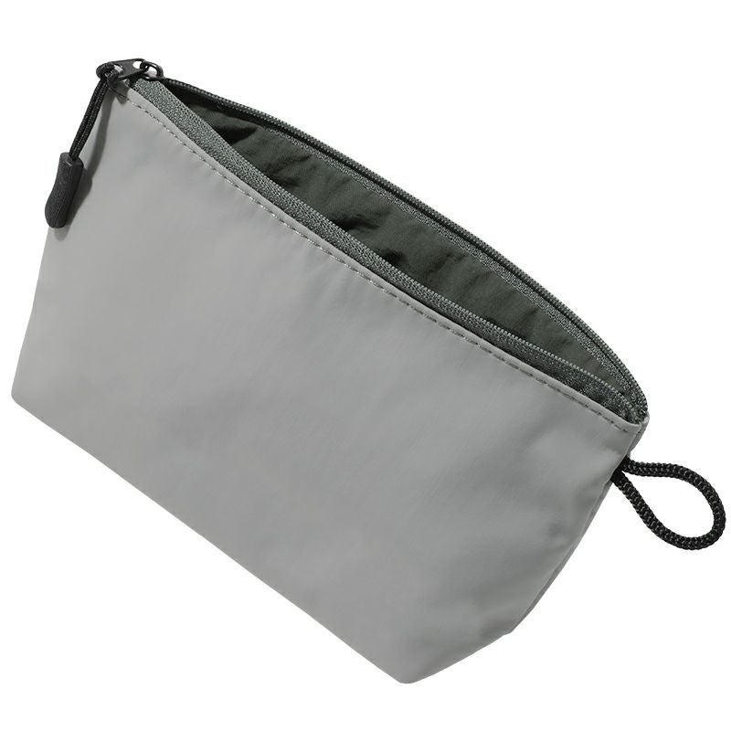 グレーのナイロン製マチありポーチの単体写真。軽量でかさばる小物をまとめて収納できる。
