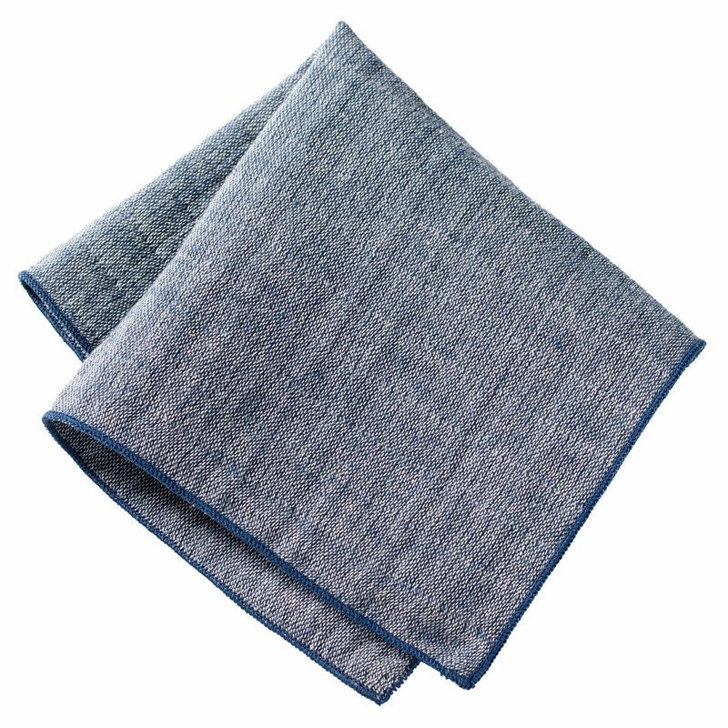 定番で誠実な印象を与えるネイビー無地の3重ガーゼハンカチ。
