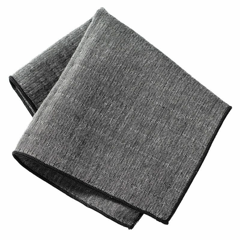 シックで落ち着いたブラック無地の3重ガーゼハンカチ。