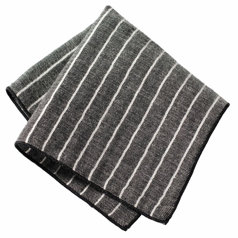 ビジネスシーンに映えるブラックストライプの3重ガーゼハンカチ。