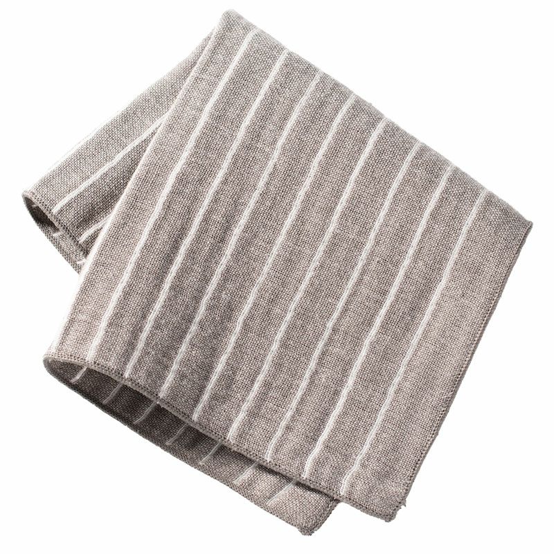 カジュアルにも合うグレーストライプの3重ガーゼハンカチ。
