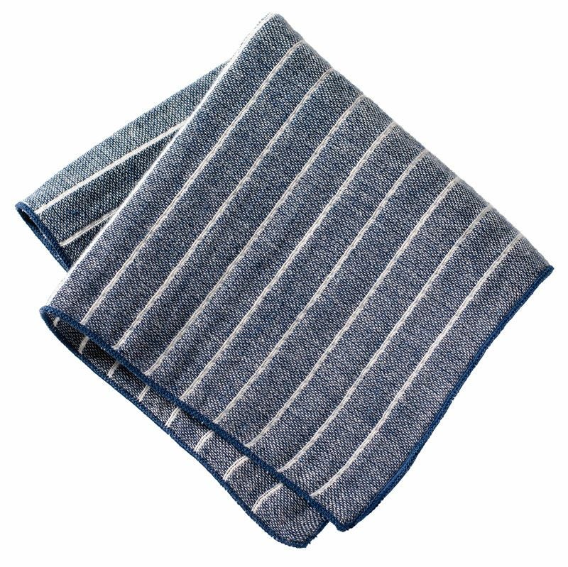 清潔感のあるネイビーストライプの3重ガーゼハンカチ。