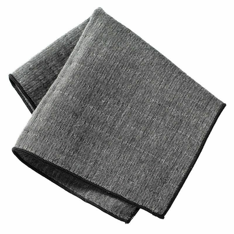 シックで落ち着いたブラック無地の3重ガーゼハンカチ。