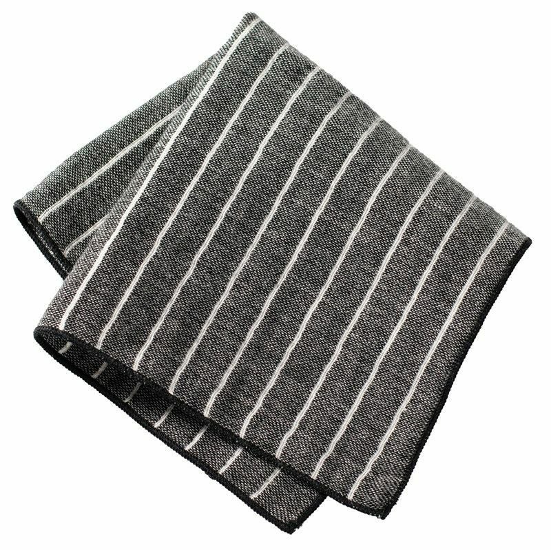 ビジネスシーンに映えるブラックストライプの3重ガーゼハンカチ。