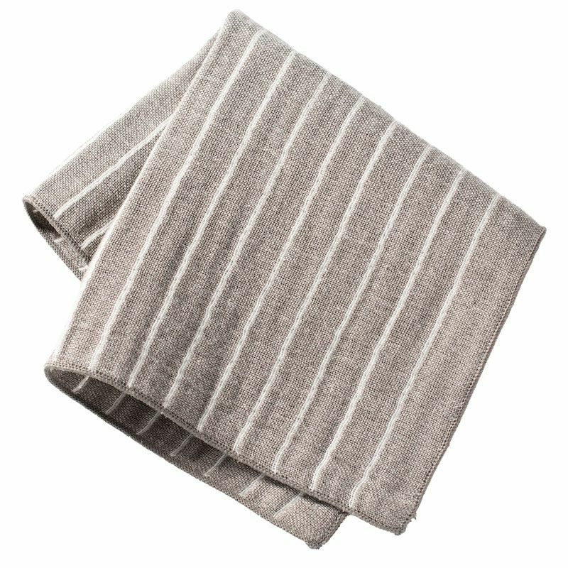 カジュアルにも合うグレーストライプの3重ガーゼハンカチ。
