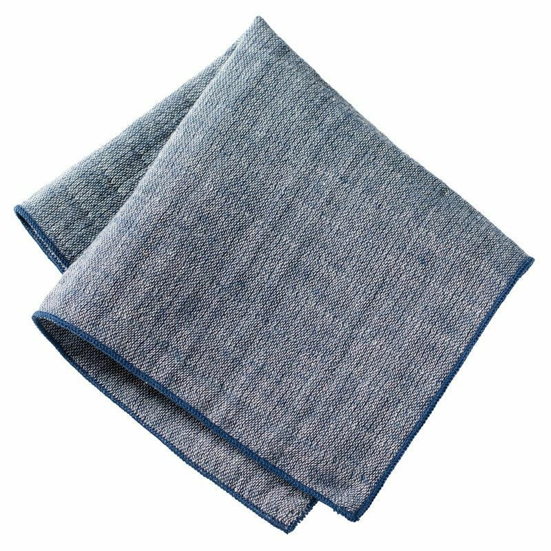 定番で誠実な印象を与えるネイビー無地の3重ガーゼハンカチ。