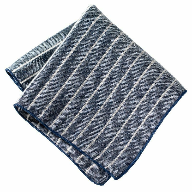 清潔感のあるネイビーストライプの3重ガーゼハンカチ。