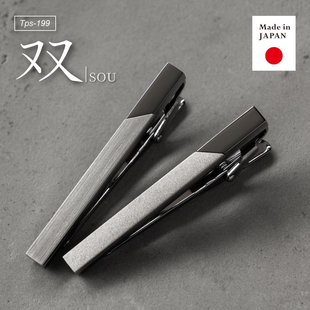 日本製ネクタイピン「双（SOU）」のメイン画像。異なる質感が組み合わさった2種類のデザインが並び、「Made in JAPAN」のアイコンが添えられている。
