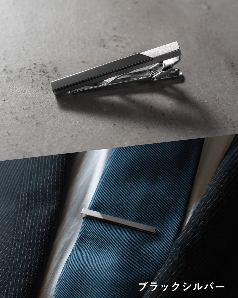 カラー「ブラックシルバー」の着用イメージ。落ち着いたトーンのネクタイピンが、ネイビーのスーツと青いネクタイにスマートに馴染んでいる様子。