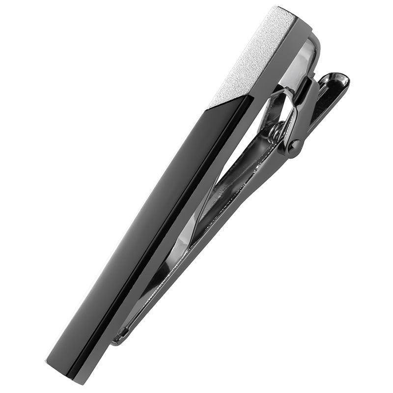 ブラックシルバーのネクタイピン単体写真。鏡面磨きのシャープな黒と、マットなホーニング加工の質感が斜めのラインで切り替わるスタイリッシュなデザイン。